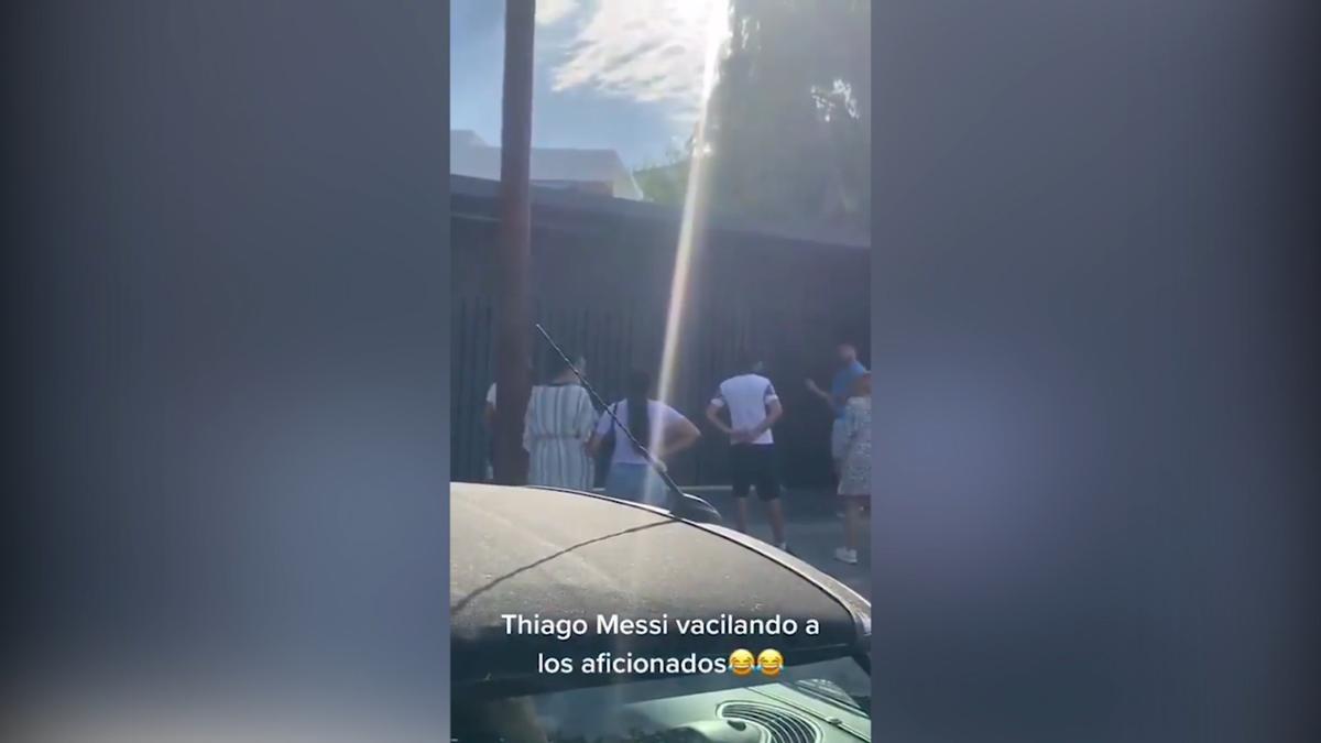 Thiago Messi vacila a los aficionados del Barça que se acercaron a la casa de Leo Messi: Te vas a reír de tu padre