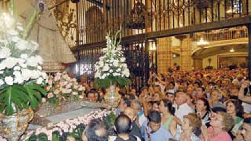 10.000 fieles arropan a la patrona en su centenario