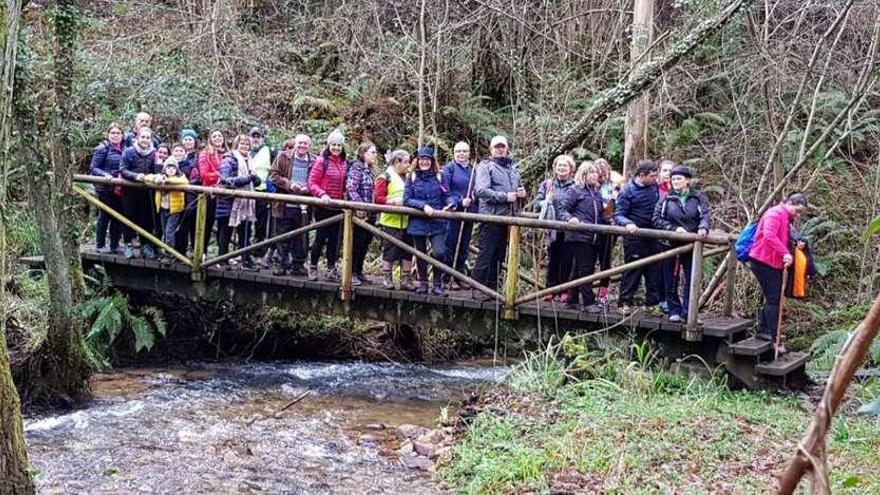 Loa caminantes posan para una foto de grupo en uno de los parajes más pintorescos de su ruta.