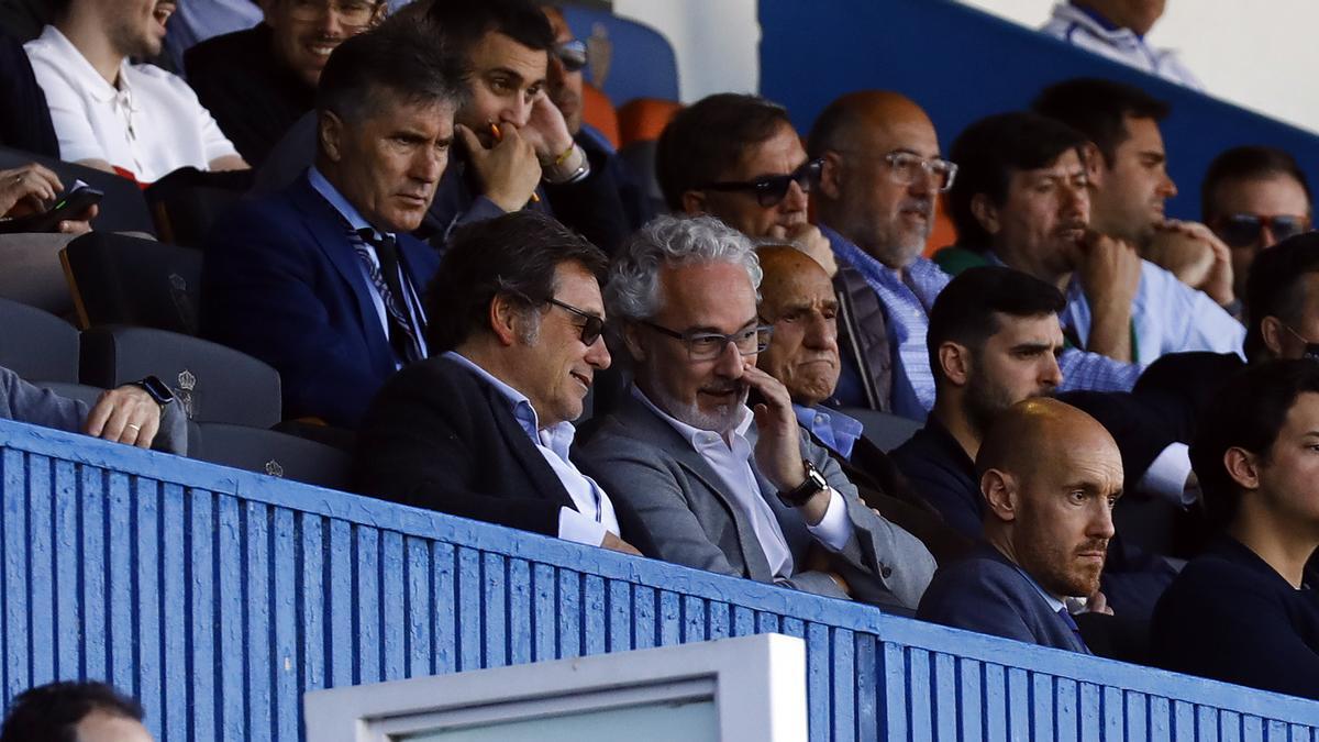 Sanllehí habla con Torrecilla en el palco de La Romareda en el partido ante el Burgos.