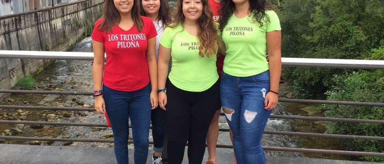 Sara Canellada, Amelia Canellada, Diana Fosar, José Méndez y Paula Sánchez, en el puente &quot;vieyu&quot; de Infiesto.