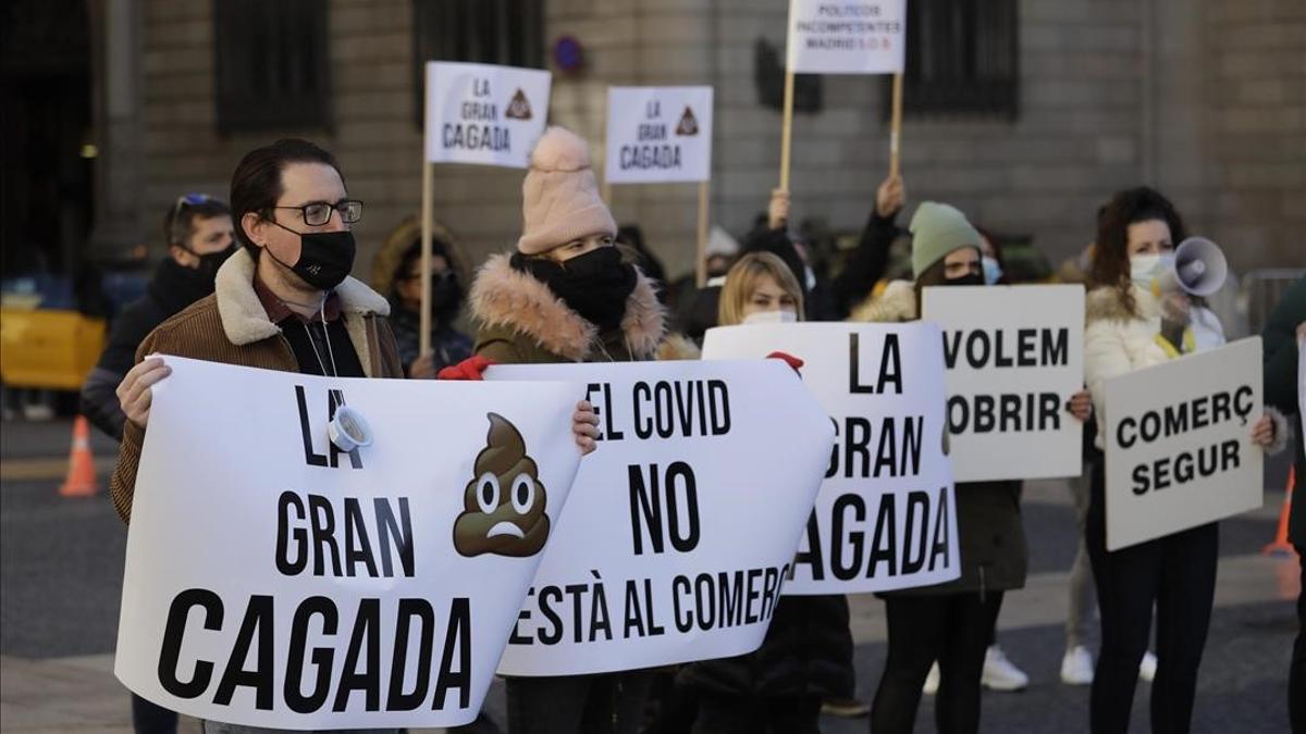 Protesta del sector de la restauración y el comercio con cubos de excrementos simulados en la plaza de Sant Jaume