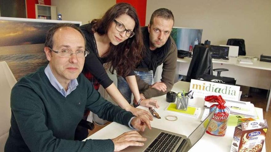 El ingeniero Antonio Díaz, con dos de sus colaboradores de la web, en su estudio de Vigo. // J. Santomé