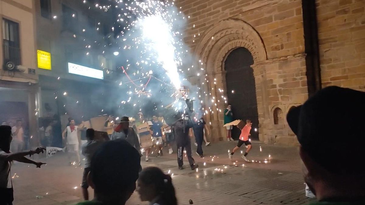 Toro de fuego en las Fiestas del Toro de Benavente a su llegada a la Plaza de Santa María.