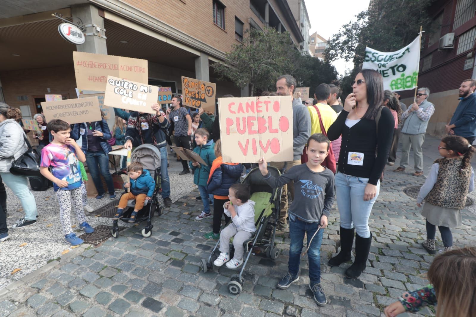 Así ha sido la concentración por el colegio de Caneto en Zaragoza