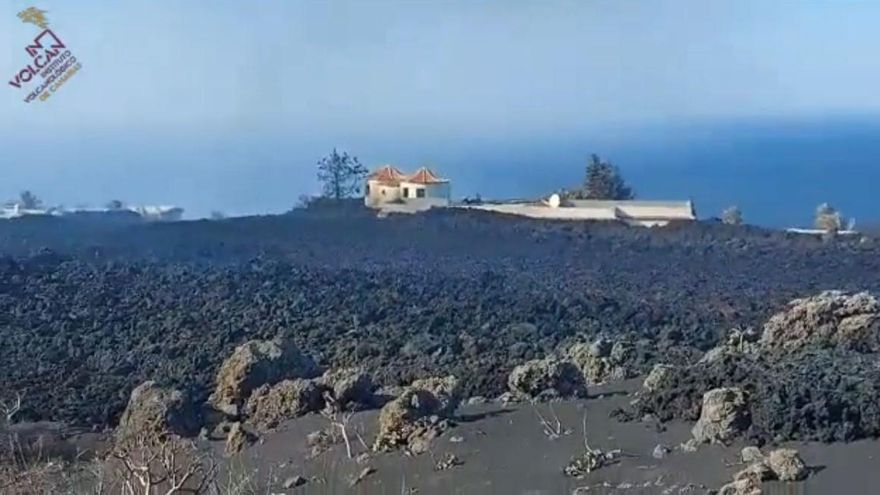 La lava fluyendo en la zona del Hoyo a las 10.45 horas del 5 de diciembre de 2021.