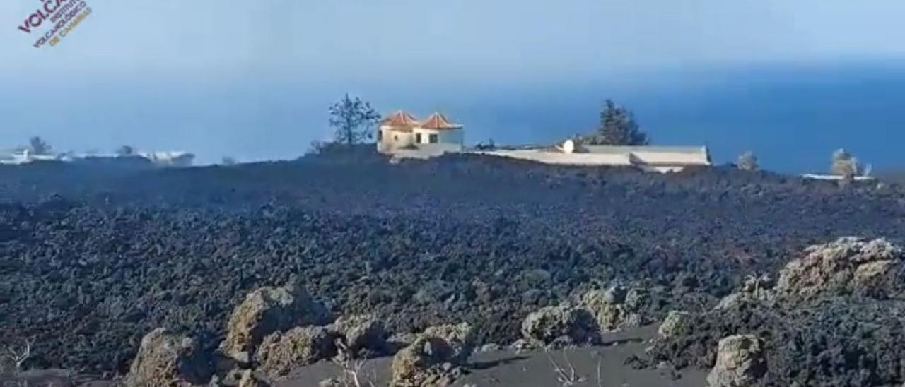 La lava del volcán de La Palma discurre por la zona de la carretera de El Hoyo (5/12/2021)