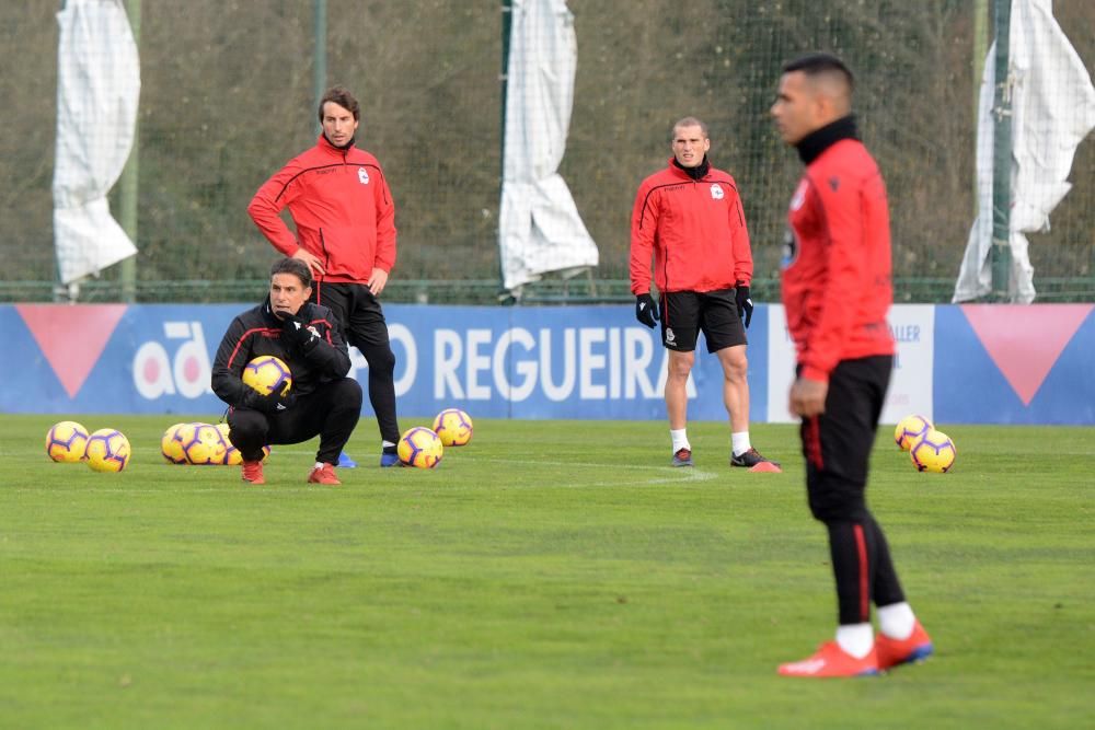 El preparador deportivista, Natxo González, ha facilitado la convocatoria del equipo coruñés tras el entrenamiento de esta mañana.