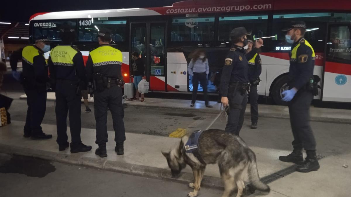 Los agentes durante el operativo nocturno