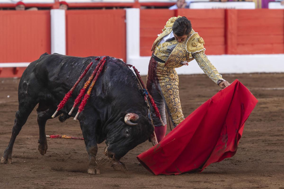 SANTANDER, 23/07/2024.- El diestro Morante de la Puebla lidia un toro este martes, durante el cuarto día de la Feria de Santiago de Santander. EFE/ Pedro Puente Hoyos