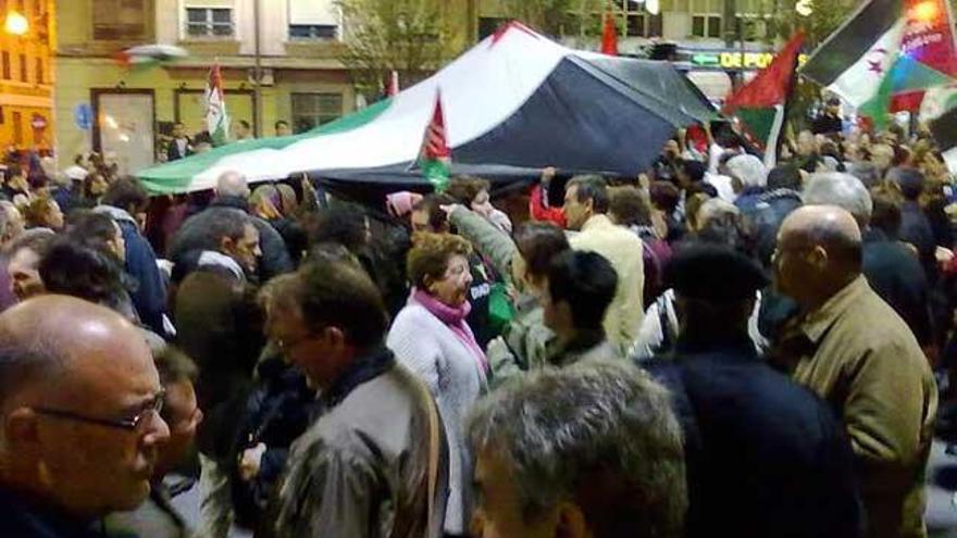 Unas 200 personas se han concentrado esta tarde en la plaza de la Montañeta para mostrar su repulsa por las actuaciones del gobierno marroquí