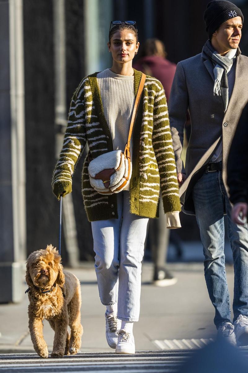 Taylor Hill en Nueva York, con su perro