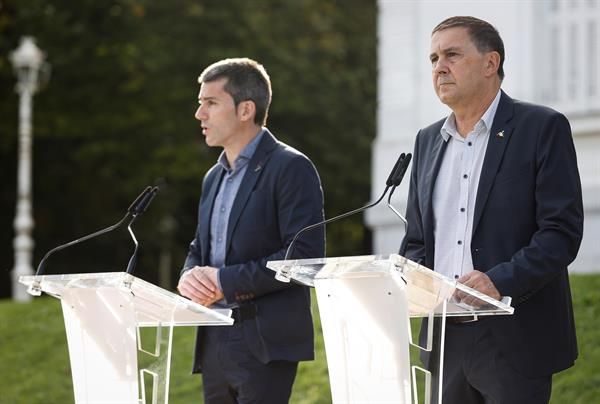 El coordinador general de EH Bildu, Arnaldo Otegi (d), y el secretario general de Sortu, Arkaitz Rodríguez, en San Sebastián