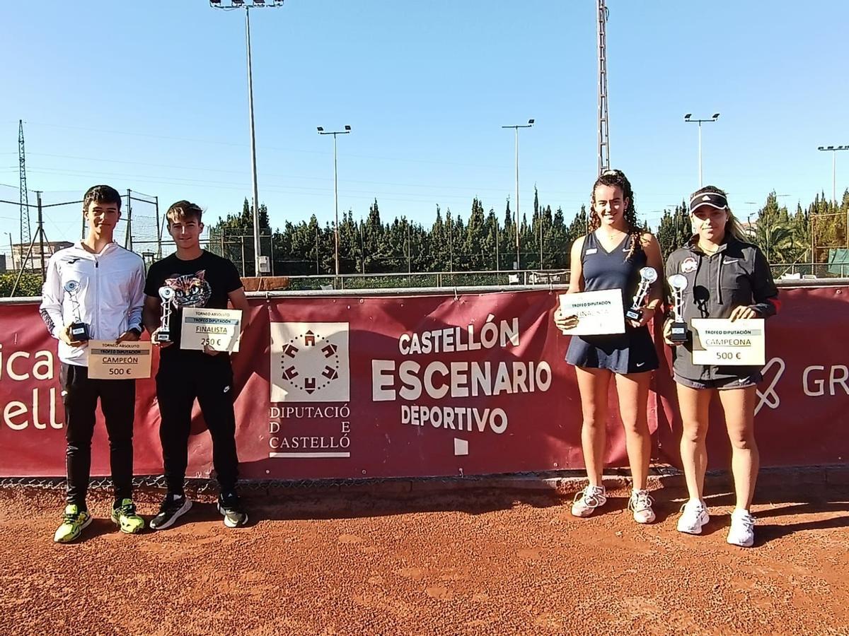Campeones y finalistas del Trofeo Diputación, con sus trofeos y premios económicos.