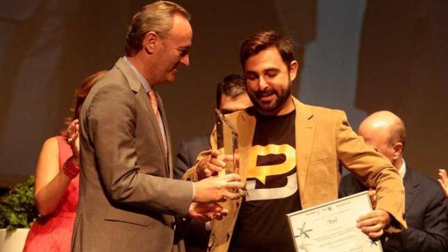 Carlos Almazán recibió el premio de manos de Alberto Fabra.