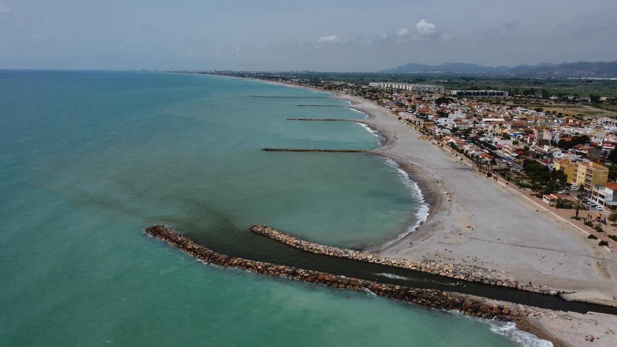 Foto aérea tomada desde un dron en la que se aprecia el resultado de las obras de protección de la costa de Almenara.