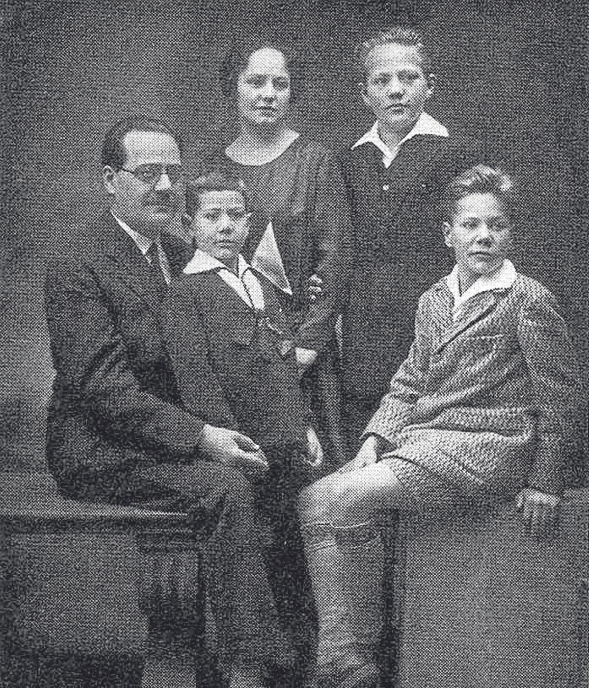 La familia Negrín con sus hijos Rómulo, Juan y Miguel, de izquierda a derecha, a finales de 1920.