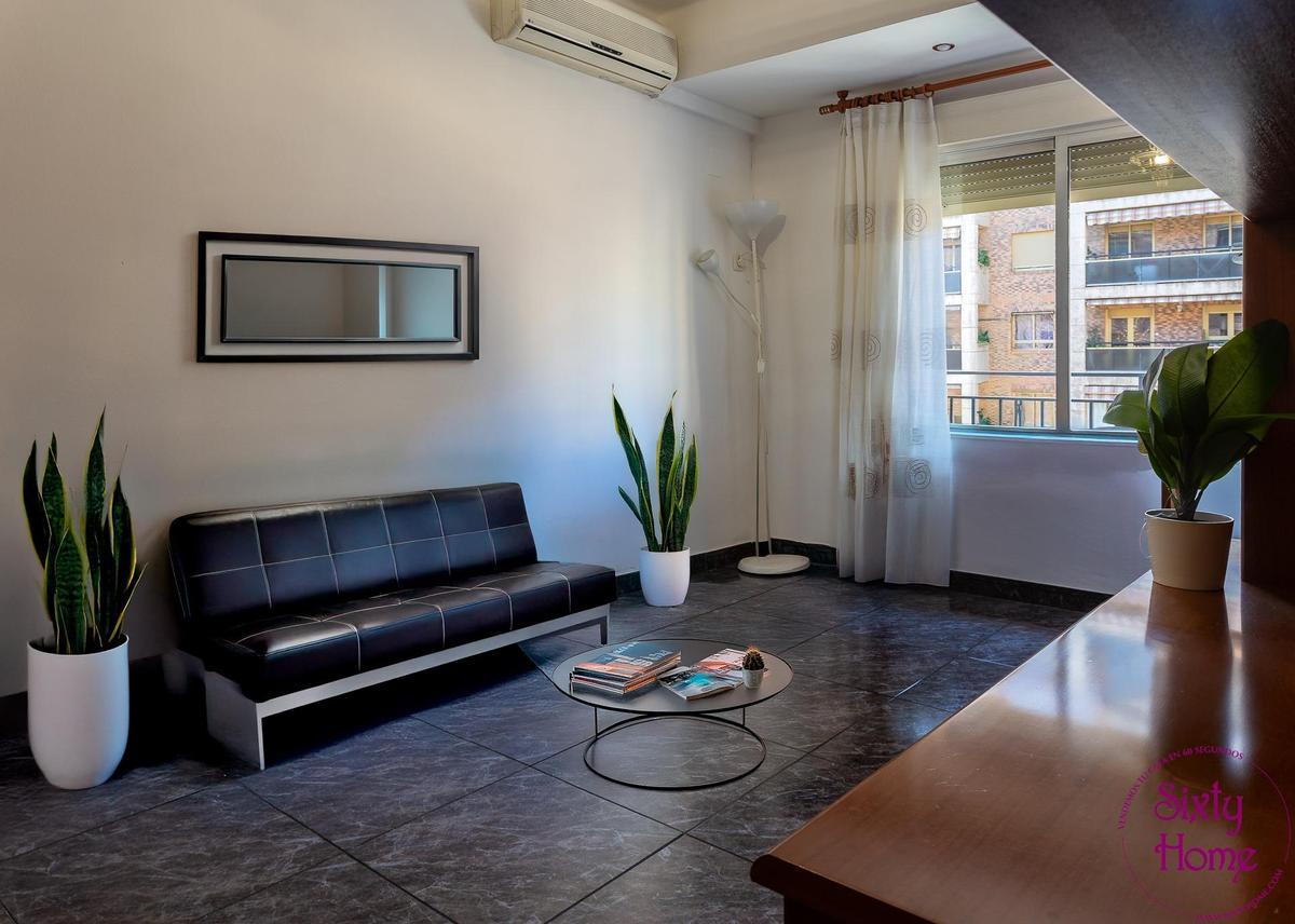 Salón del piso con terraza en Delicias