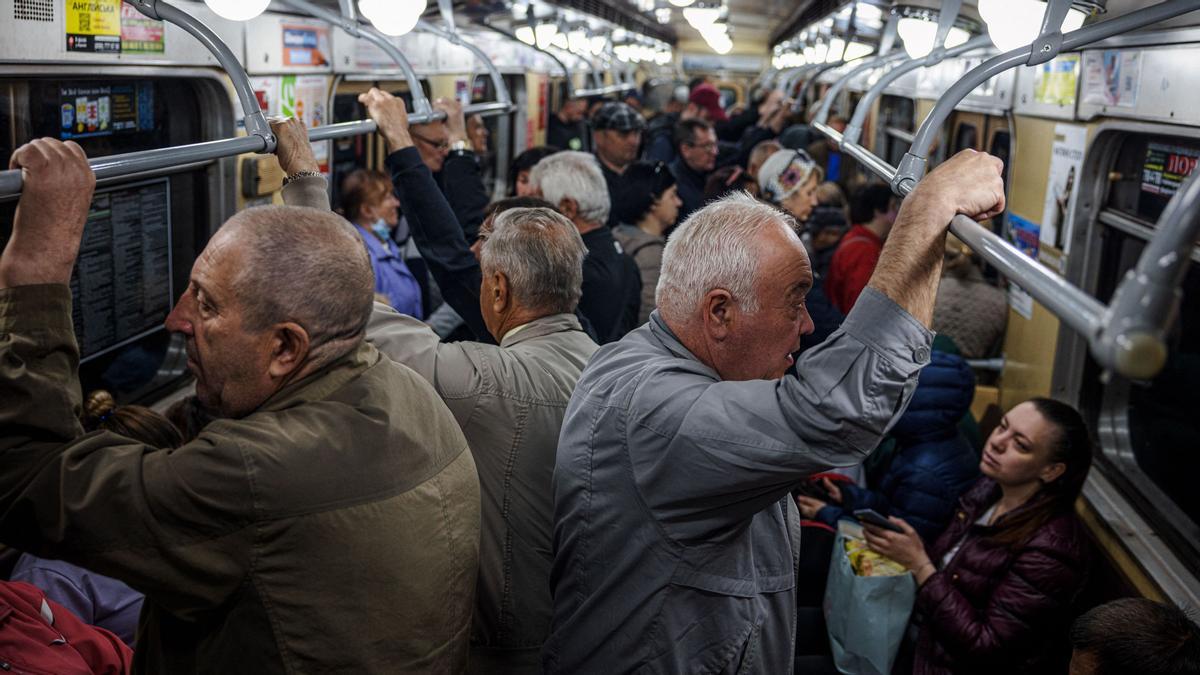 Tras casi 3 meses de interrupción, el metro de Kharkiv, que durante mucho tiempo albergó a personas que se protegían del fuego de artillería, se reanudó el 24 de mayo de 2022.