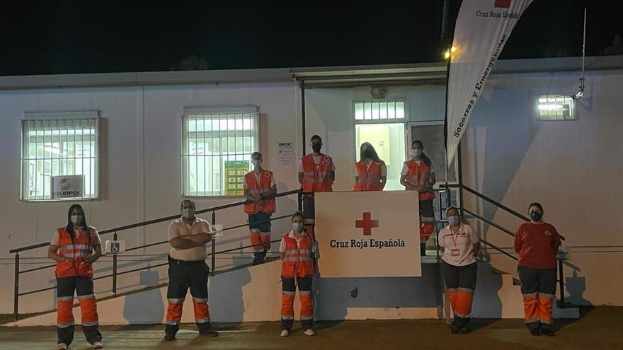 Voluntarios de Cruz Roja en el puesto de atención de El Arenal.