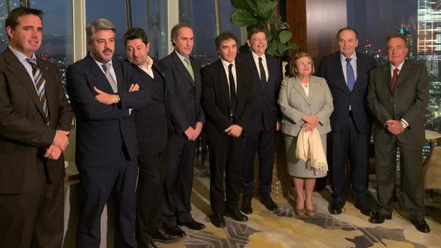 Pablo de Gracia junto a otros componentes de la misión empresarial