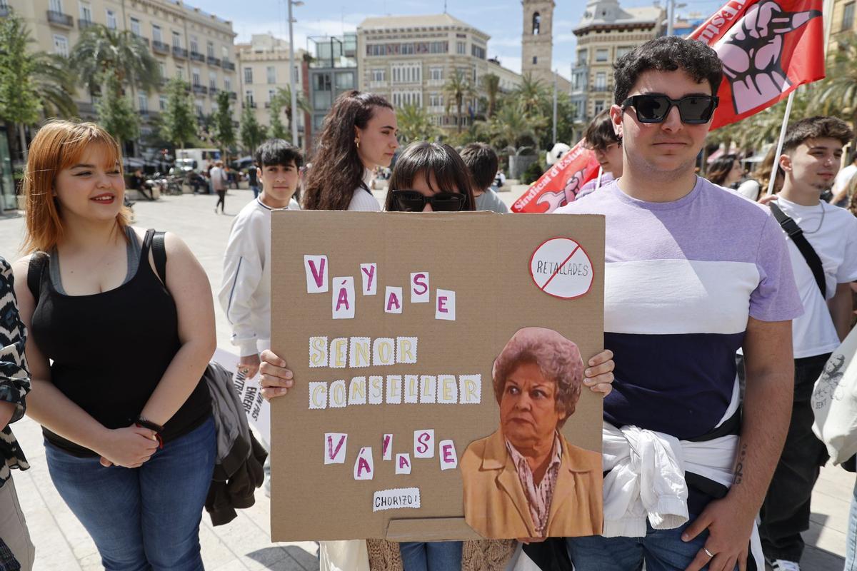 Estudiantes protestan en València contra los recortes en Educación.