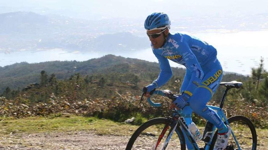 El ciclista moañés Delio Fernández durante un entrenamiento en O Morrazo.
