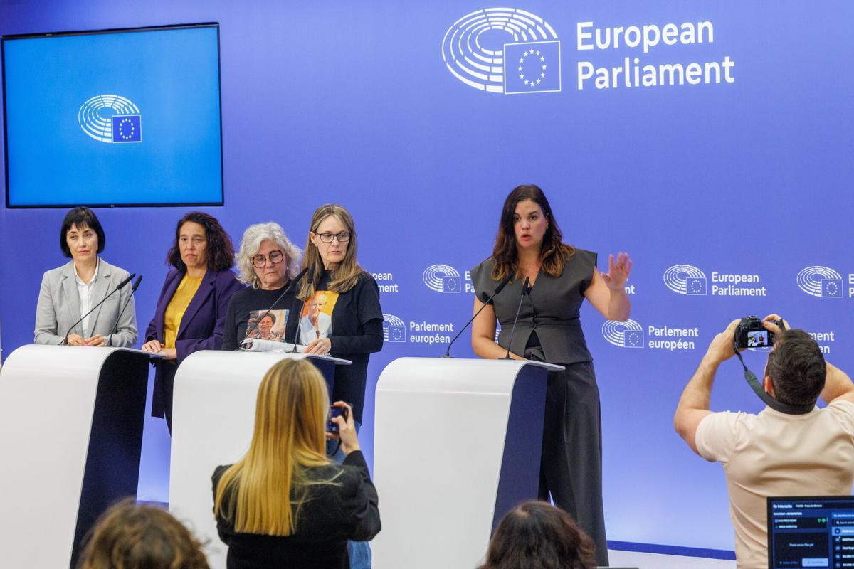 Brussels (Belgium), 25/09/2025.- Carmina Gil (C-L), Rosa Alvarez (C-R) and Member of the Group of the Progressive Alliance of Socialists and Democrats in the European Parliament, Sandra Gomez Lopez (R), attend a press conference with representatives of DANA victims' associations, at the European Parliament in Brussels, Belgium, 25 September 2025. Floods triggered by the DANA (high-altitude isolated depression) weather phenomenon hit the east of Spain in October 2024, devastating Valencia and neighboring provinces and leaving over 200 people dead. Relatives of the victims have called for justice and an investigation into potential institutional negligence. (Inundaciones, Bélgica, España, Bruselas) EFE/EPA/OLIVIER MATTHYS