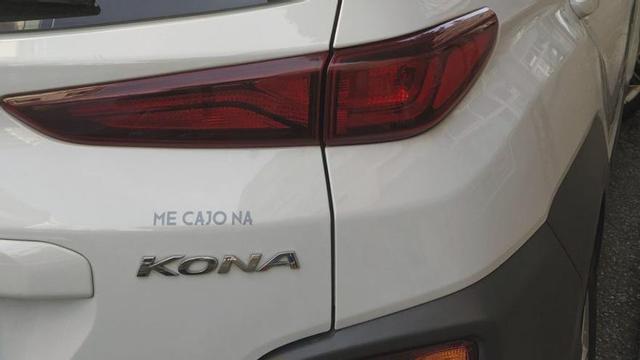 La pegatina "completando" el nombre del coche.