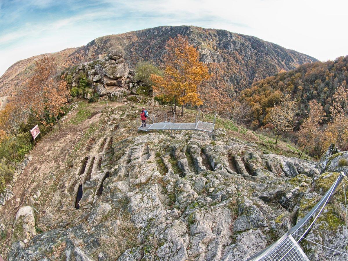 Esta necrópolis medieval con varias tumbas excavadas en la roca es una de las mejor conservadas de Galicia.
