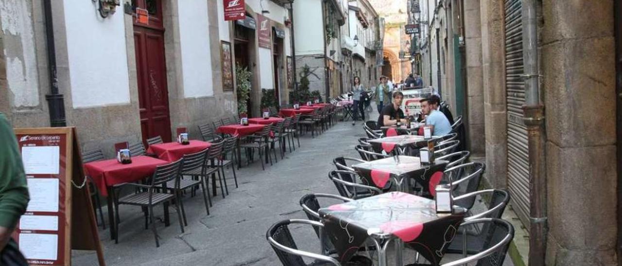 La proliferación de terrazas en el casco antiguo de la ciudad, la denominada calle de vinos, la convierte en una zona saturada. // Iñaki Osorio