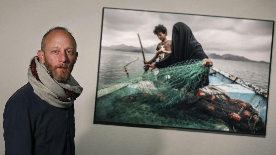 El argentino afincado en Barcelona Pablo Tosco, ante su fotografía de Yemen, en la muestra del CCCB.