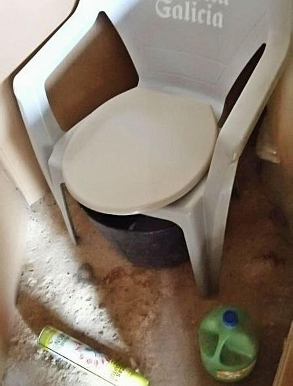 Un cubo y una silla como váter.