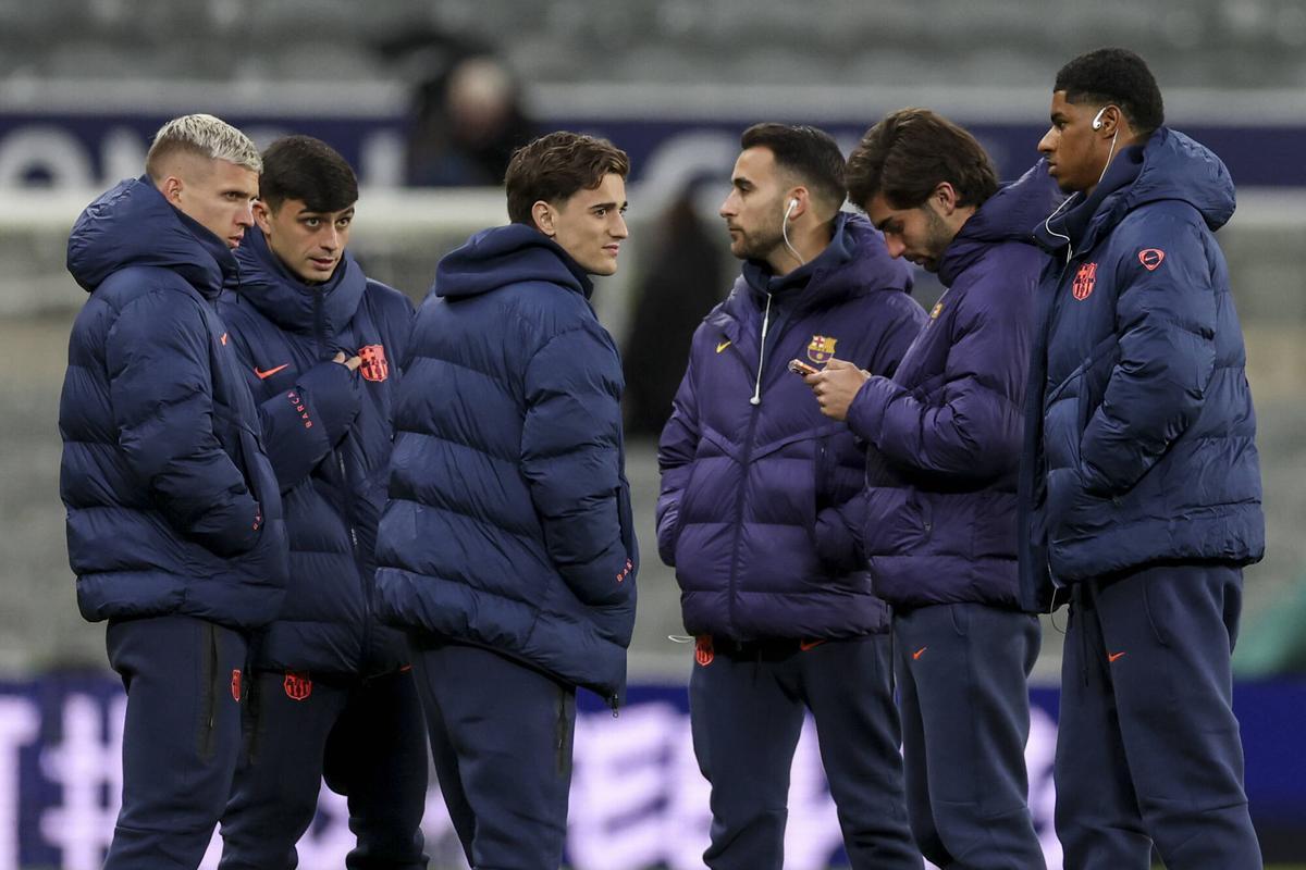 Eric Garcia, tercero por la derecha, en los prolegómenos del Newcastle - Barça de la Champions 2025/26