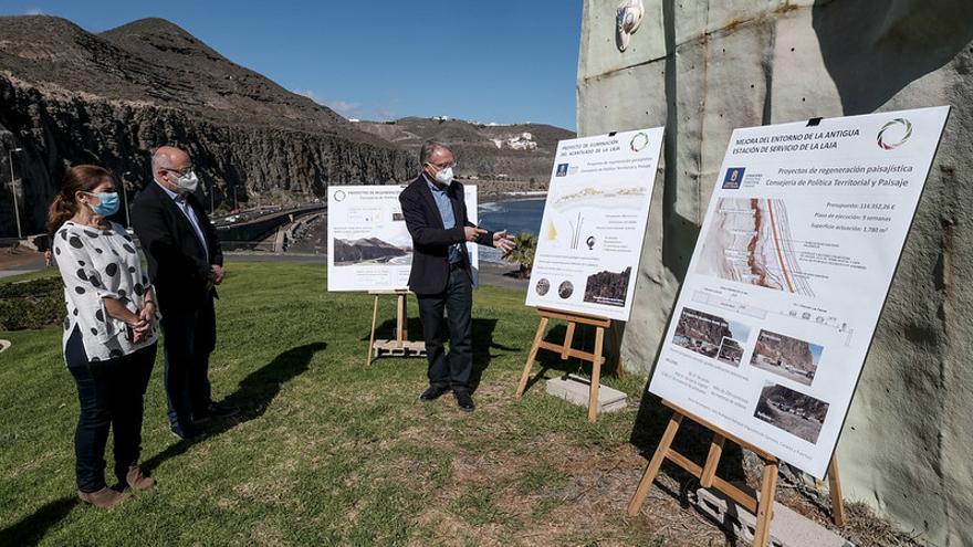 Antonio Morales e Inés Miranda en la presentación del proyecto para mejorar el entorno de la antigua gasolinera de La Laja.