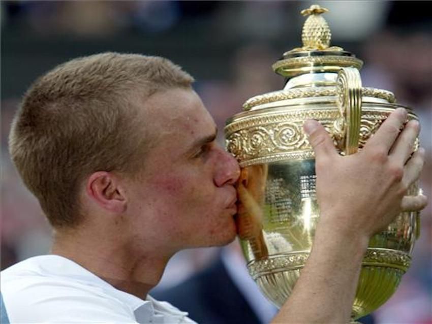 Hewitt besa la copade Wimbledon, en 2002