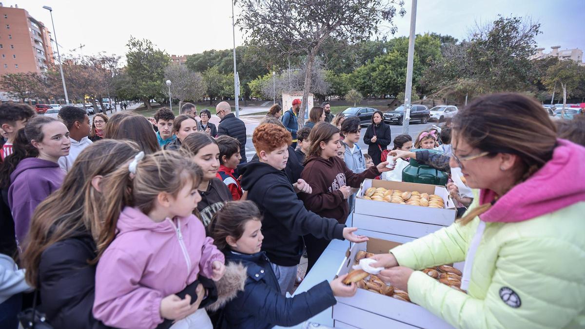 Chocolatada reivindicativa por el nuevo colegio La Almadraba de Alicante