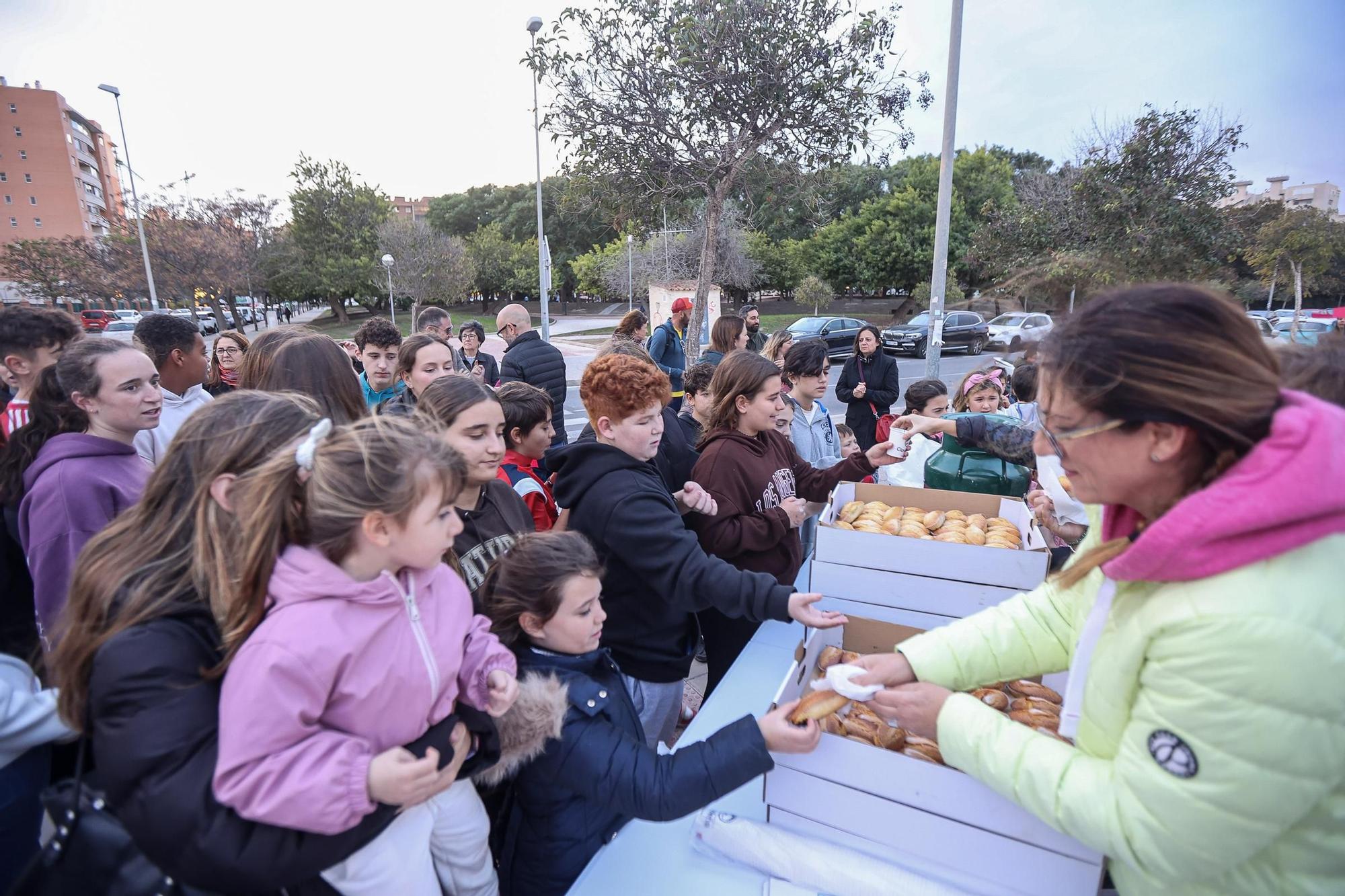 Chocolatada reivindicativa por el nuevo colegio La Almadraba de Alicante