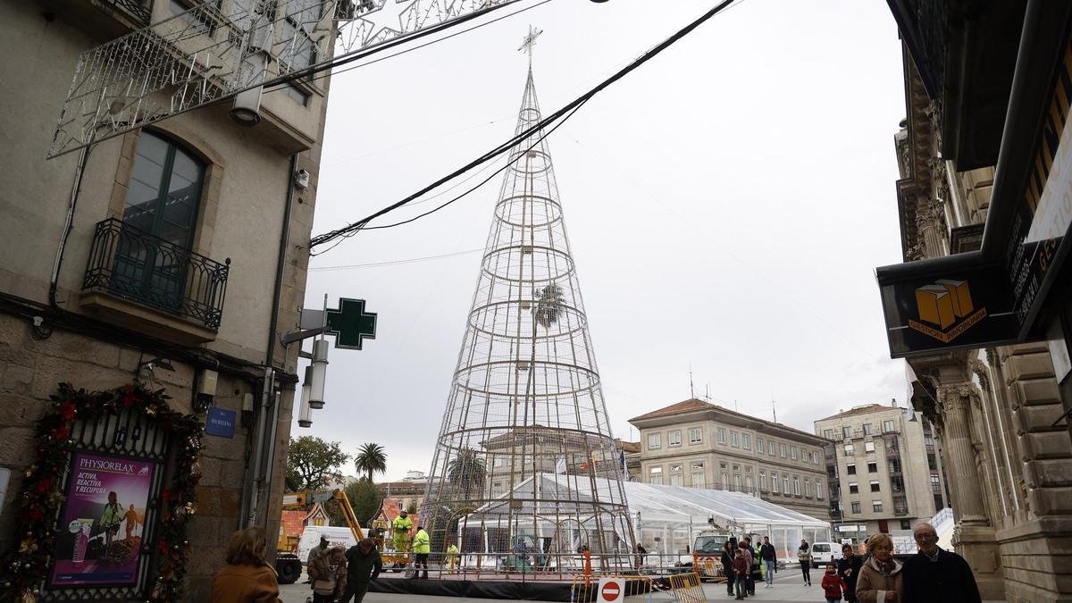 El tradicional árbol de la Praza de España ya está instalado.