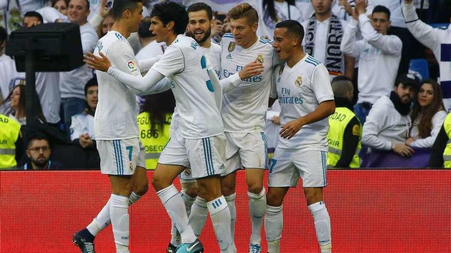 Los jugadores del Real Madrid celebran uno de los goles de ayer. // Efe