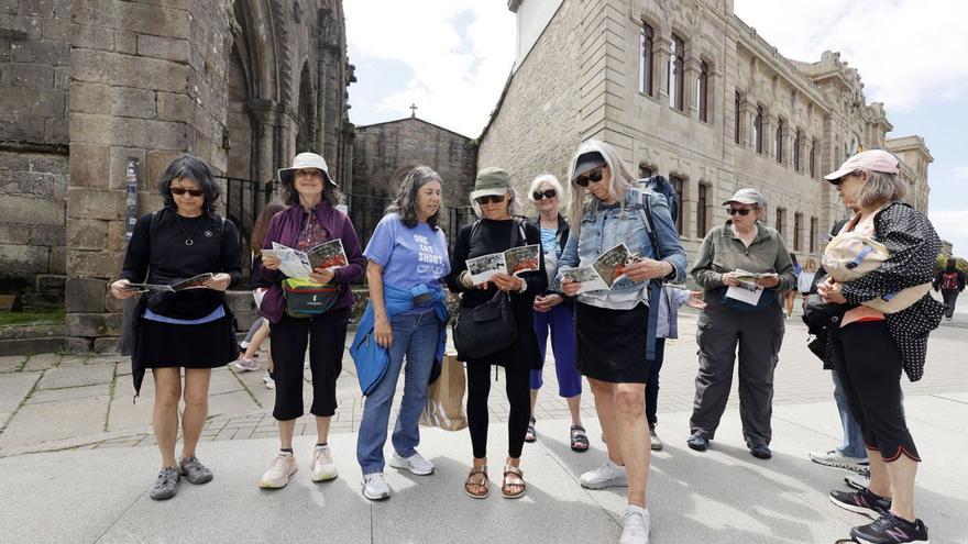 Turistas de Estados Unidos ante las Ruinas de Santo Domingo y el IES Valle Inclán.