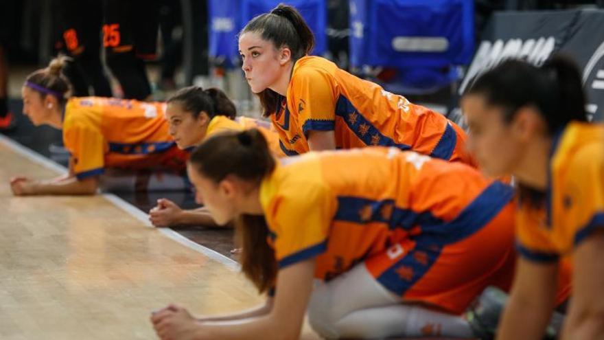 Elba Garfella, en un entrenamiento con el primer equipo en La Fonteta. | VALENCIA BC