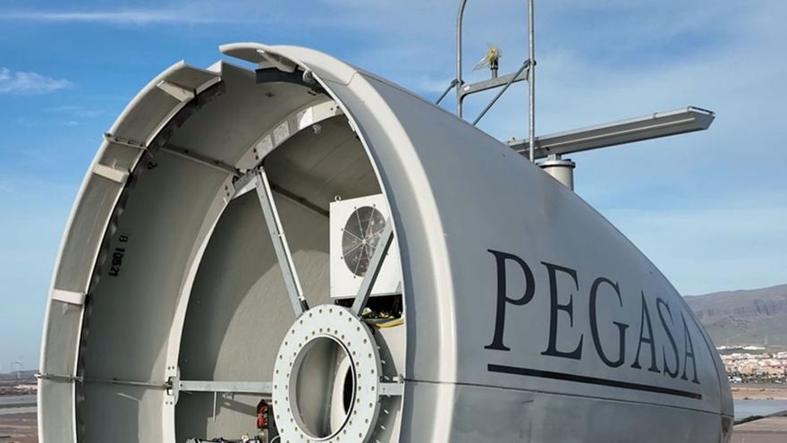 Uno de los tres nuevos aerogeneradores de Pegasa en Punta Gaviota. | | LP/DLP