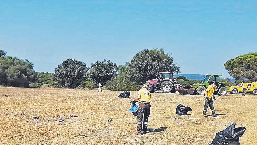 Les ADF traient les restes de la macrofesta a Calella  | POLICIA DE PALAFRUGELL