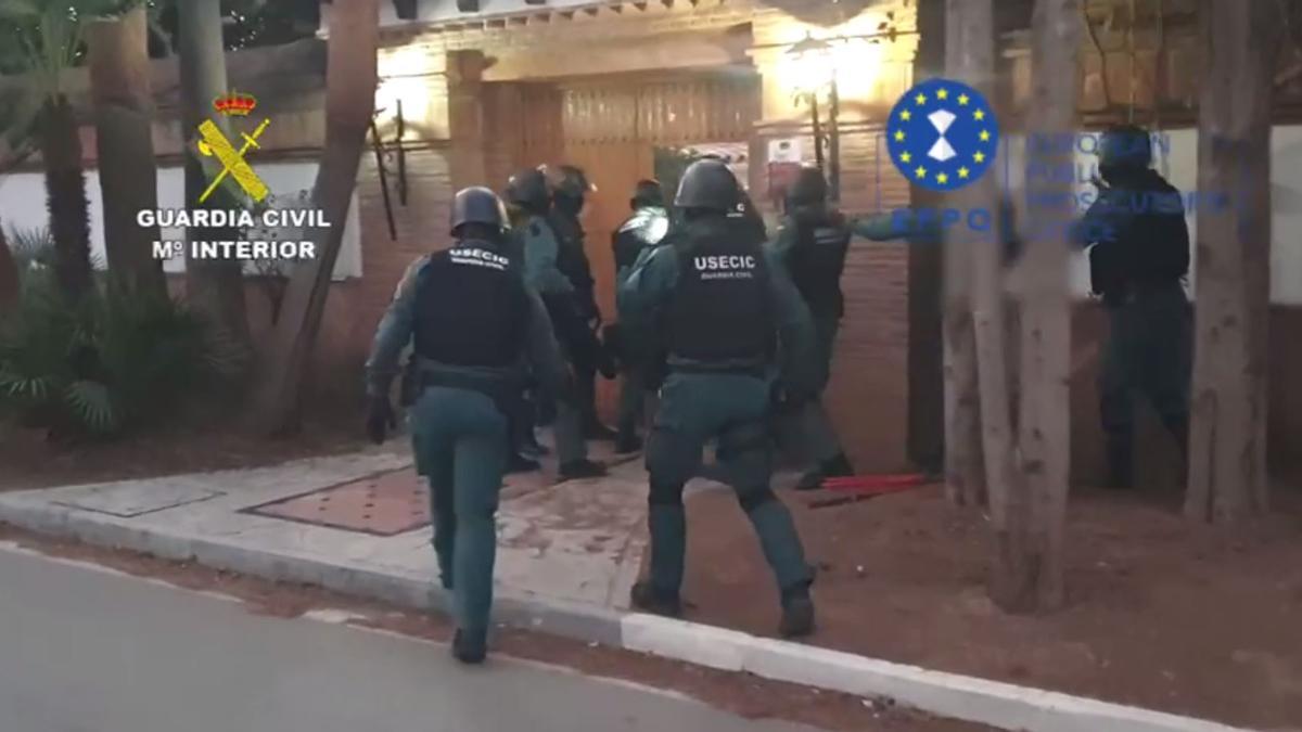 La Guardia Civil registra un chalet en Marbella.