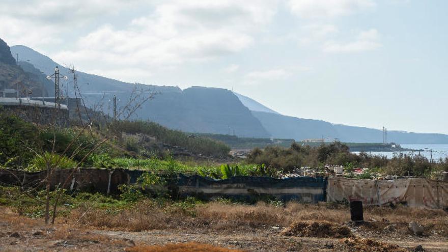 Los investigadores accedieron a una finca de la familia de Miguel Ramos el lunes, situada en la costa de Moya y junto a la autovía del Norte, donde buscaron pistas sobre Juana Ramos desaparecida desde la medianoche del 20 de agosto.