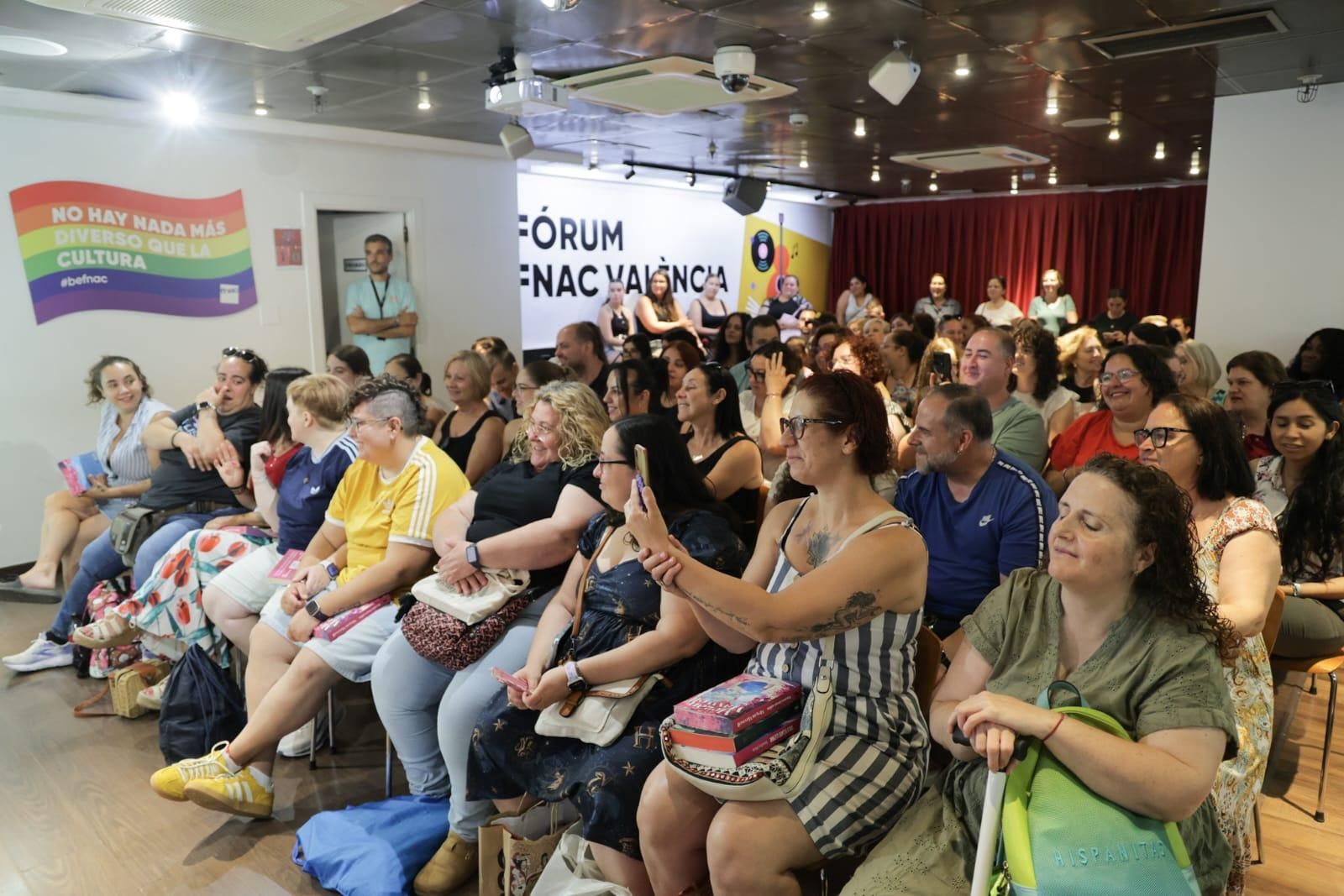Megan Maxwell visita València y comparte anécdotas y firmas con sus lectoras