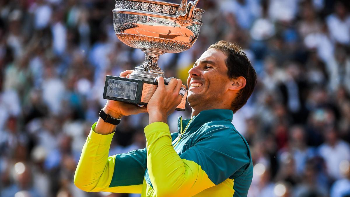 Rafa Nadal alza la copa de Mosqueteros de Roland Garros