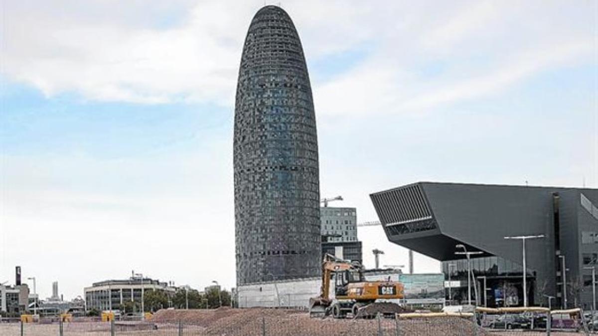 Maquinaria pesada empieza a trabajar en el centro de la plaza de las Glòries, el viernes por la mañana, para construir los túneles de la Gran Via.