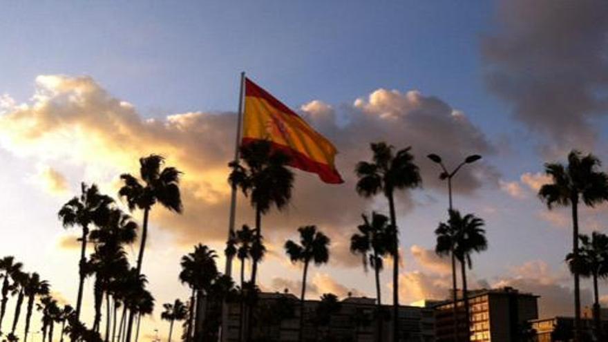 La bandera española ondea en la Fuente Luminosa.